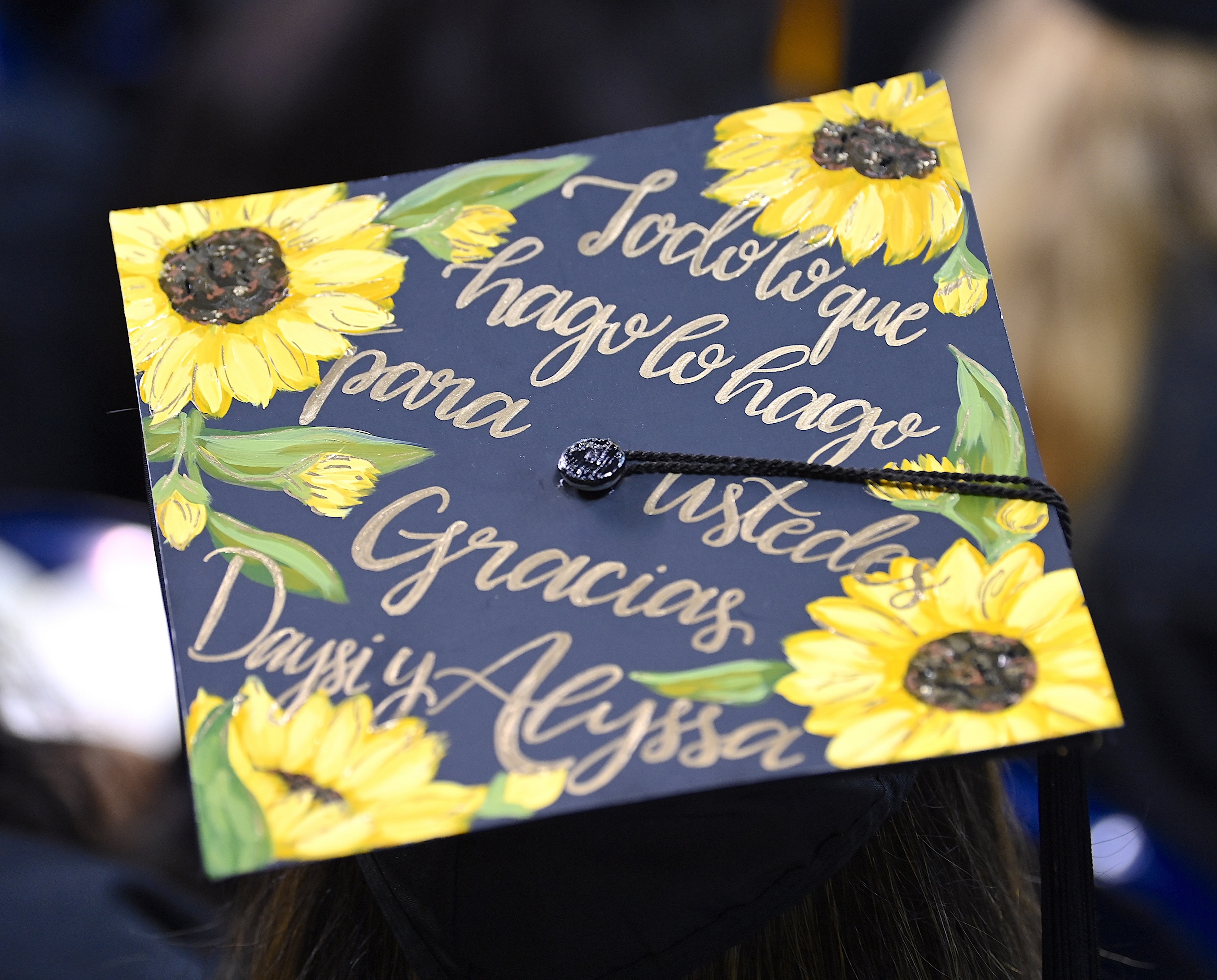 Una gorra de graduación que dice: "Todo lo que hago, lo hago por ti. Gracias. Daysi y Alyssa."